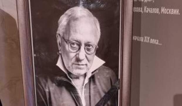 Черную от горя вдову держали под руки у гроба умершего от ковида Качана