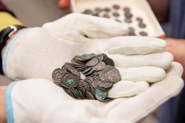 В древней могиле археологи обнаружили множество серебряных монет XII века