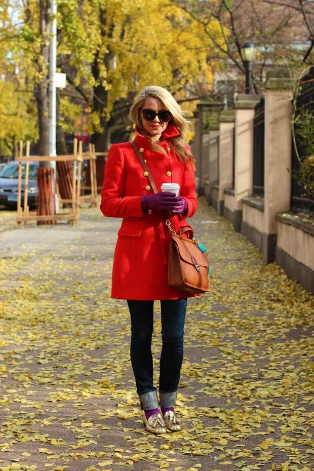 Женщина в демисезонном красном пальто. /Фото: misanec.ru
