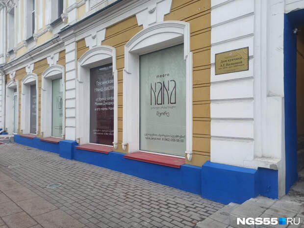 Омский ресторатор окрасил здание-памятник на Ленина в синий цвет. Он назвал причину