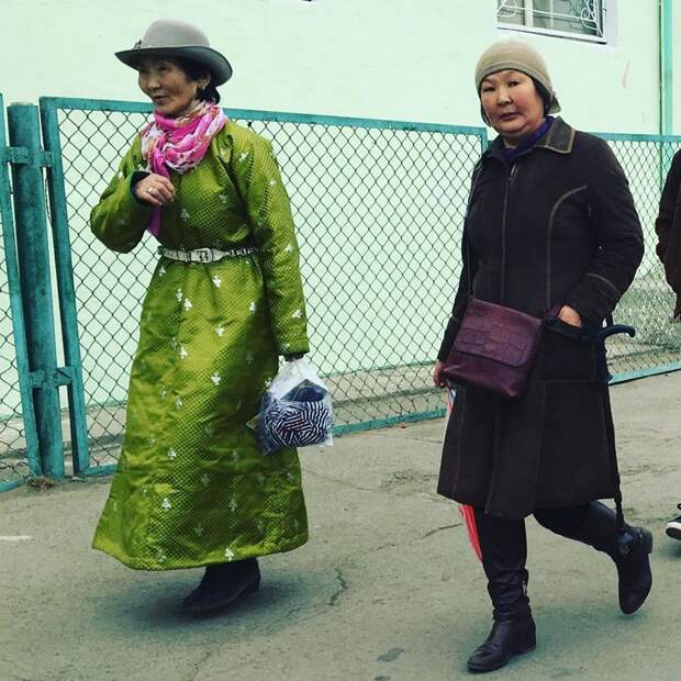 Вообще, как и во многих странах центральной азии, национальную одежду здесь носят в основном люди старшего возраста. Но по праздникам надевают все Instagram, монголия, улан-батор