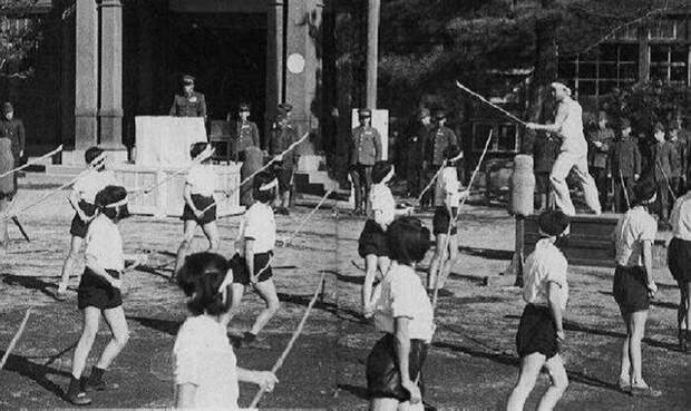 4. Японские школьницы тренируются с бамбуковыми копьями, готовясь к вторжению США, 1940 год архив, исторические фото, фото, фото из прошлого