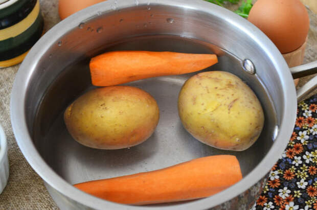 Картофель промыть, отварить в мундире в течение 20 минут, почистить и натереть на тёрке. Аналогично поступить с морковью.