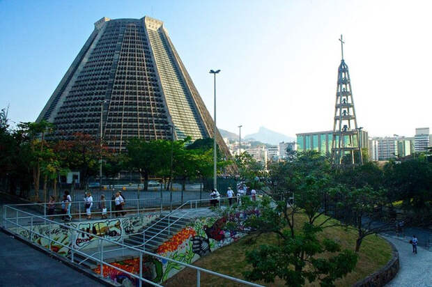 Собор в виде пирамиды, спроектированный архитектором Edgar Fonseca.