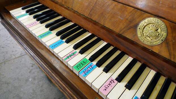 Так Петя Ч. барабанил по стеклу: детская выставка «Озарения» в Шереметевском дворце