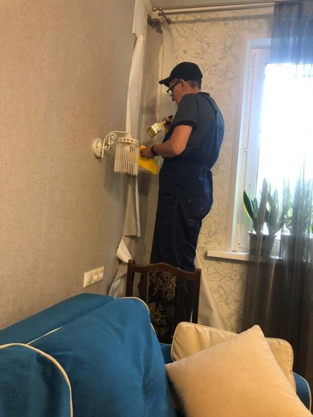 Под контролем Мосжилинспекции в квартире жительницы района Бибирево устранили причину появления плесени
