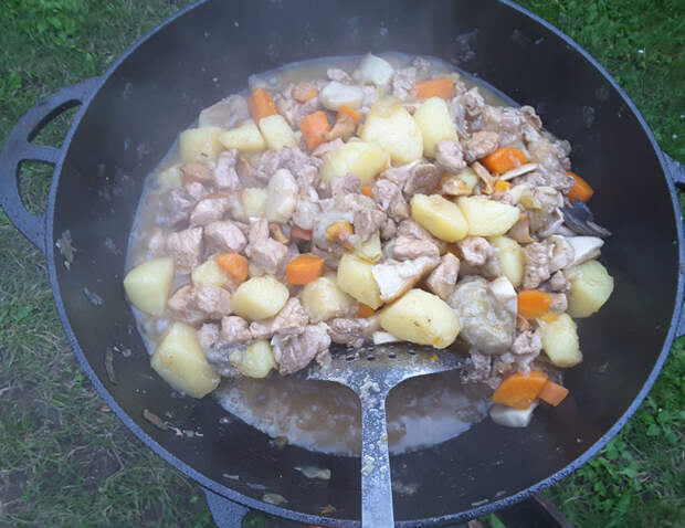 Тушеная картошка с грибами и мясом в казане Тушеная картошка с грибами и мясом в казане