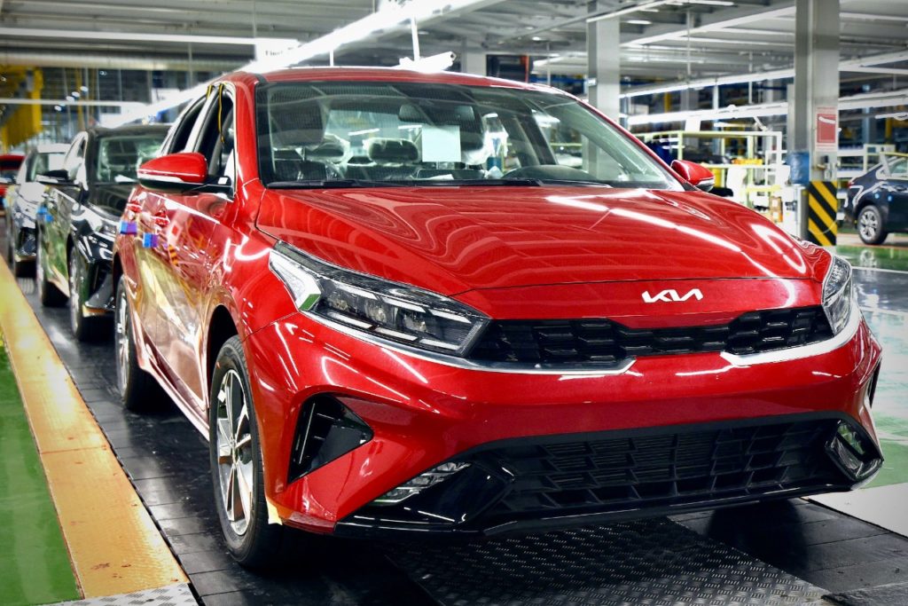 Обновленный Kia Cerato засняли на конвейере российского завода