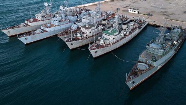 Корабли, которые ранее входили в состав военно-морских сил Украины, в бухте Севастополя. Архивное фото