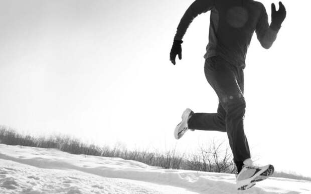 На зимней пробежке Холодный воздух лучше вдыхать только носом. Если вы вдыхаете холодный воздух ртом, он не успевает согреться, что вызывает сокращение дыхательных путей. Если дышать только носом для вас сложно – вы можете воспользоваться шарфом и дышать через него как обычно.