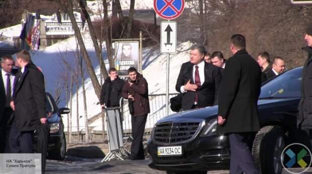 Вали отсюда: толпа в Киеве освистала Порошенко, когда тот начал обвинять Россию