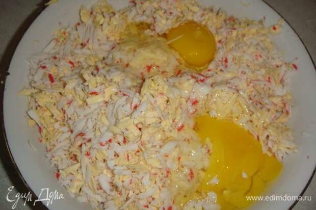 Посолить по вкусу, добавить яйца и тщательно все перемешать. Посолить по вкусу, добавить яйца и тщательно все перемешать.
