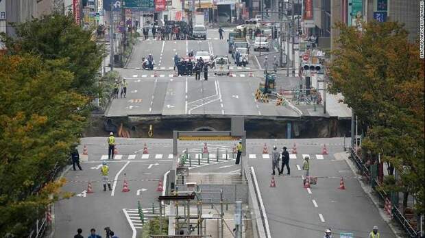 В Японии под землю провалился 30-метровый участок дороги… (6 фото)