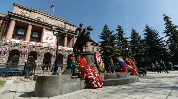 В Екатеринбурге прошла церемония возложения цветов к памятнику Жукову