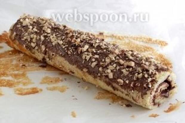 Верх также смазать шоколадной пастой и посыпать орехами. 
