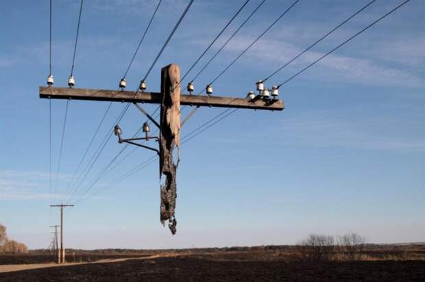 А это просто столб, который не догорел во время пожара в районе поселка Рудня, Волгоградская область (Россия). картинки, фото, это интересно