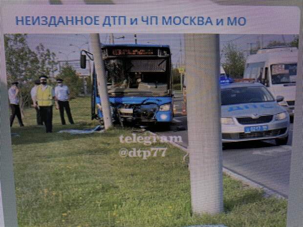 На улице Марьинский парк рейсовый автобус протаранил матчу освещения