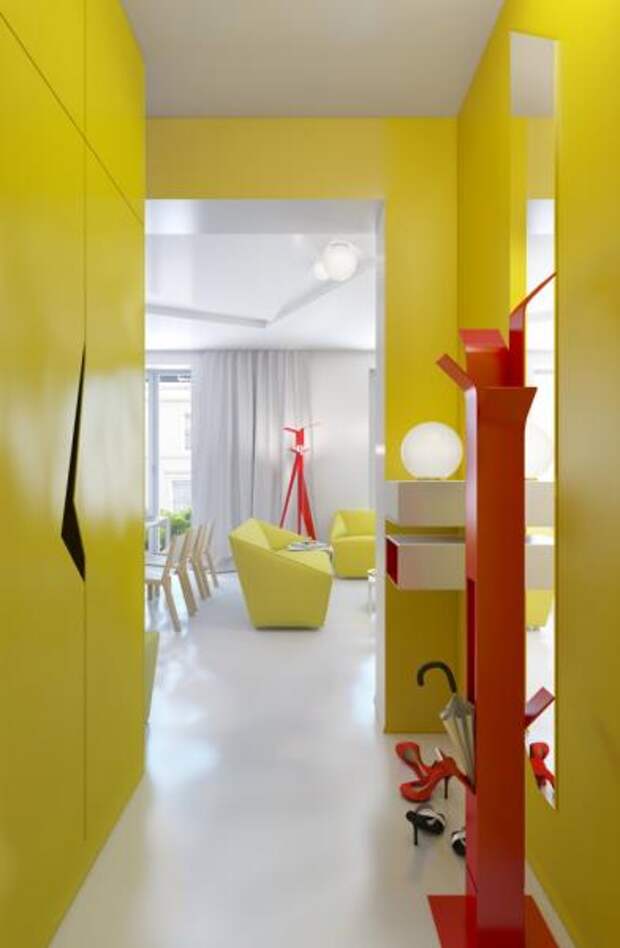 Желтый дизайн прихожей в маленьком коридоре