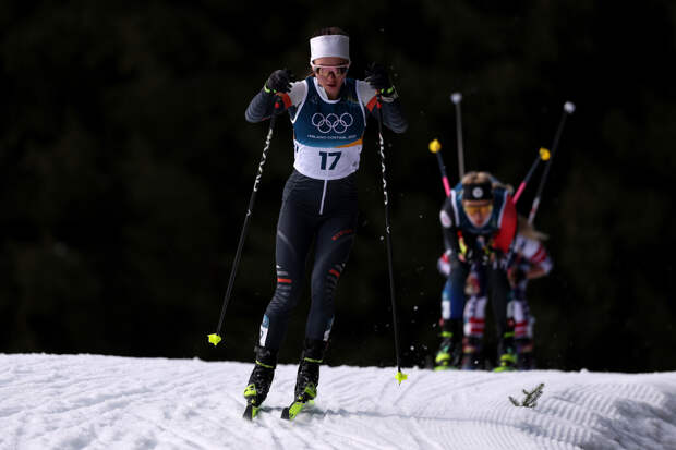 Российская лыжница Непряева упала и стала 17-й в скиатлоне на Олимпиаде