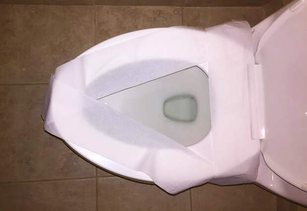 Вот почему нельзя застилать сиденье унитаза туалетной бумагой