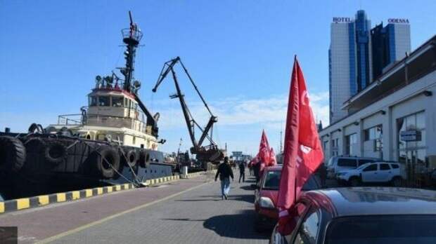 Депутаты из партии Порошенко подадут в суд на мэра Одессы из-за "совка" Депутаты из партии Порошенко подадут в суд на мэра Одессы из-за "совка"