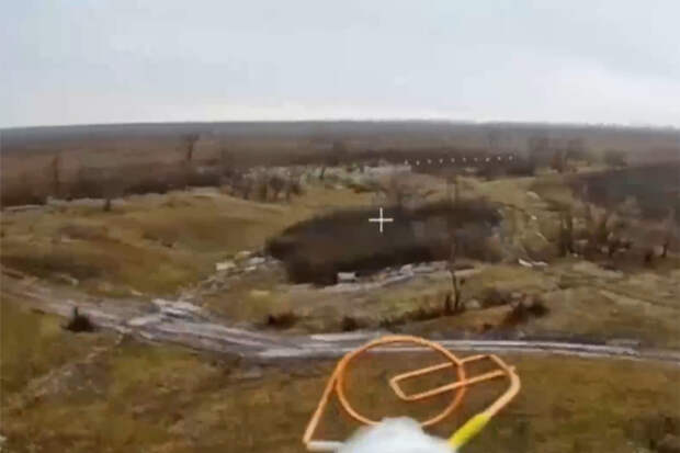 Боец ВСУ попытался поймать дрон рукой и попал на видео