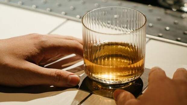 Стакан с алкоголем на столе Стакан с алкоголем на столе