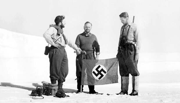Нацисты каким-то образом застолбили за собой южный континент. И если за богатства Арктики сейчас идут «бои» между несколькими странами, то на Антарктику рот никто особенно не разевает