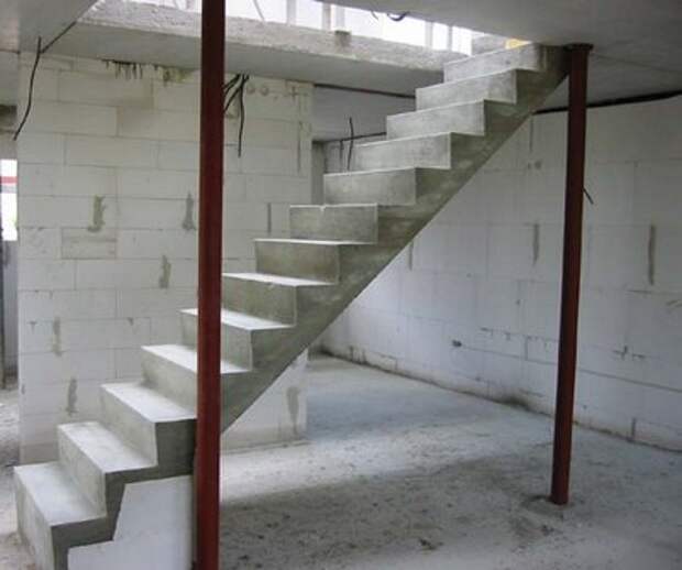 бетонная лестница на второй этаж