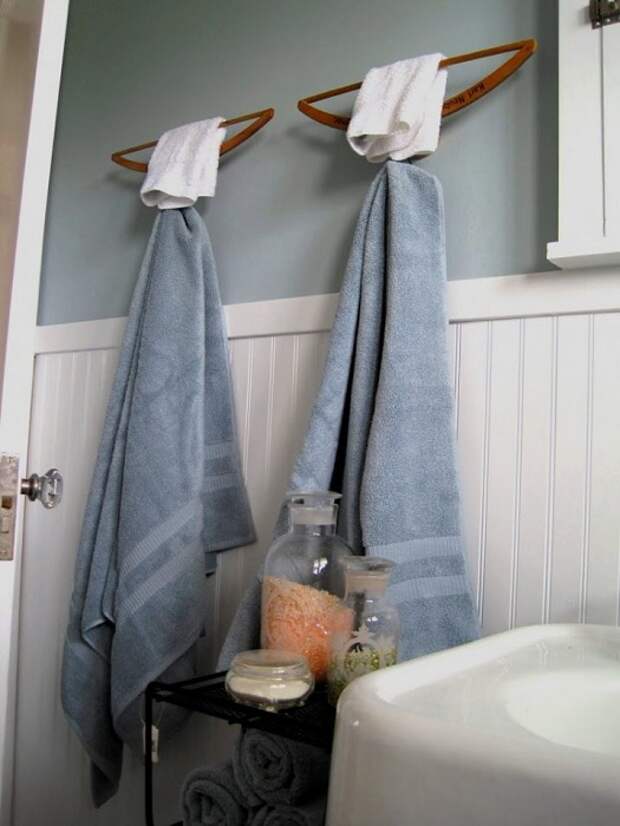 Симпатичное решение для того чтобы создать оптимальную атмосферу в ванной комнате при помощи обычных вешалок.