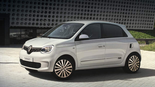 Renault twingo. Новый передний бампер без круглых фонариков «под глазами» действительно изменил лицо Twingo. Площадь, окрашенная в цвет кузова, увеличилась, а облик прибавил целостности. Структура решётки переосмыслена. Также появились C-образные ходовые огни в фарах (они же поворотники).