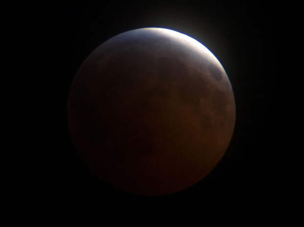 Красивая кроваво-красная Луна: тетрада лунных затмений в фотографиях
