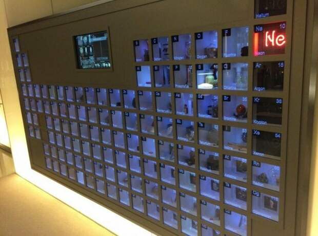 Периодическая система Менделева с образцами каждого элемента в офисе Билла Гейтса интересно, красиво, фото