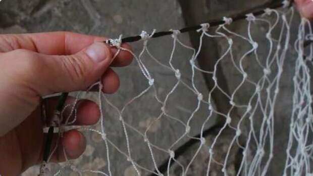 ремонт рыболовной сети из лески