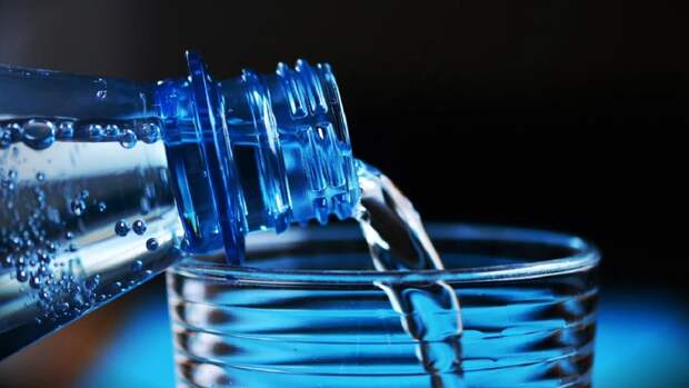 Почему пить слишком много воды опасно, рассказали ученые