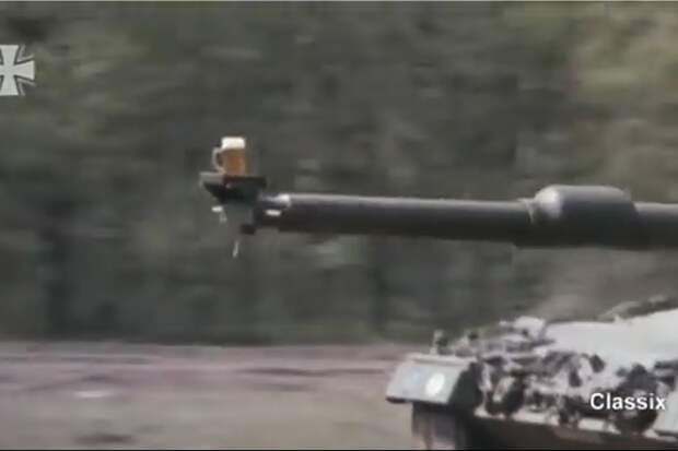 Видео: танк везет на стволе кружку пива, не проливая ни капли