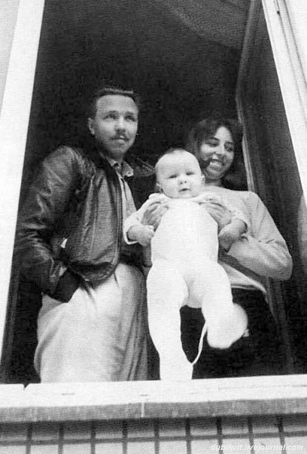 В 1986 году Гарик Сукачев жил с женой и ребенком в рабочем Тушине на первом этаже блочного дома. Фото В. Марочкина семья, слушают, фото