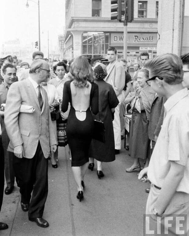 Вот какую реакцию вызывала в 1957 году девушка в платье с открытой спиной