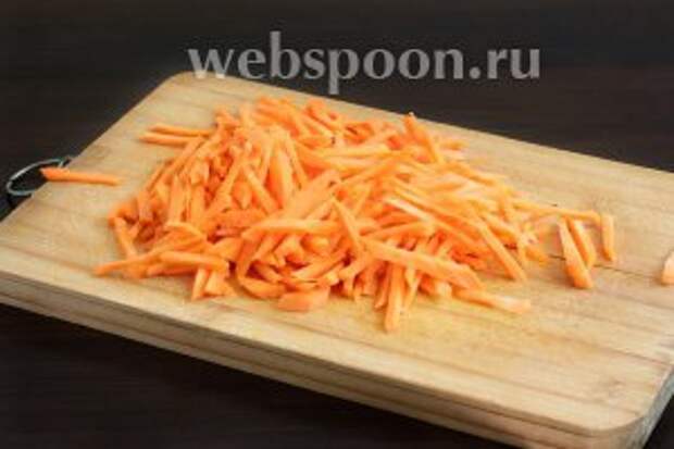Морковь нарезать соломкой, как обычно для плова.