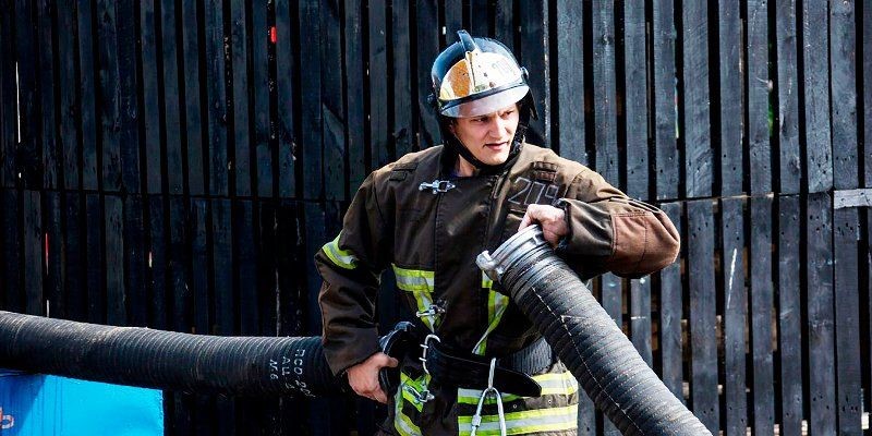 За высокий профессионализм: сотрудники Департамента ГОЧСиПБ отмечены ведомственными наградами МЧС России
