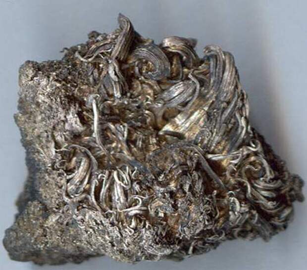Самый древний металл. Самородное серебро. Самородное серебро минерал. Серебро металл самородок. Самородки серебра в природе.