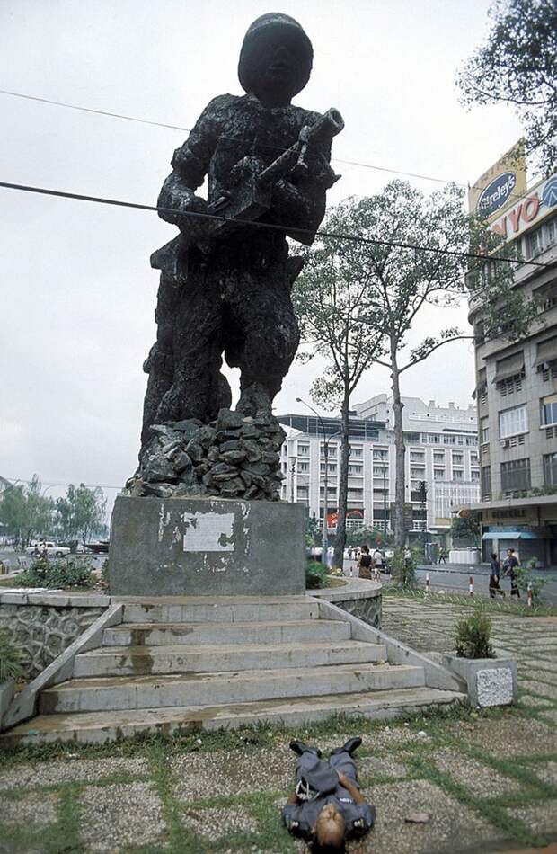 Убитый полковник южно-вьетнамской армии на площади Лам Сон. 30 апреля 1975