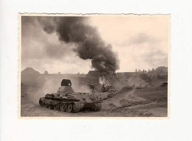 9. Прорвавшийся к Озернице Т-34 и горящий немецкий грузовик.Конец июня 1941 г.