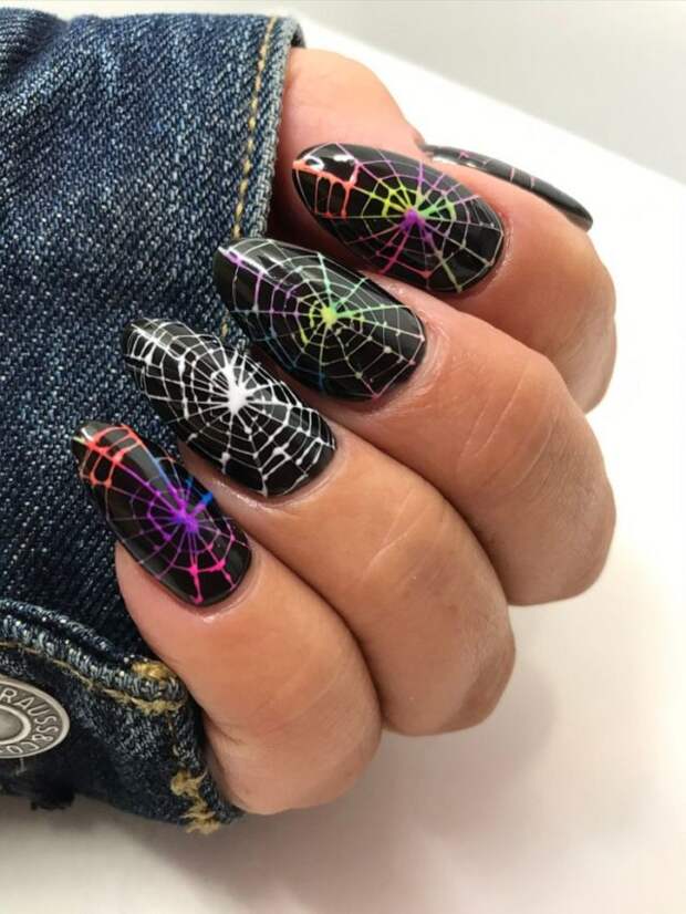 разноцветная паутина на черных ногтях