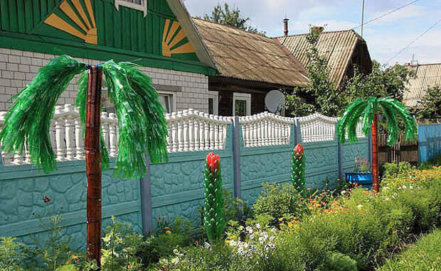 Пластиковые пальмы вдоль забора Пластиковые пальмы вдоль забора