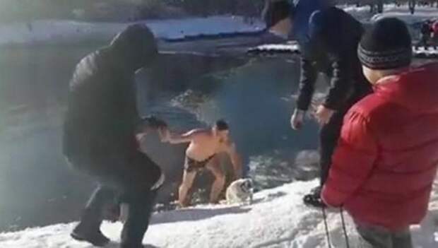 Крымчанин нырнул в ледяную воду ради спасения собаки Крымчанин нырнул в ледяную воду ради спасения собаки