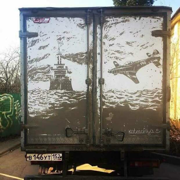 Грязь вместо красок: чего только не увидишь на пыльных грузовиках Грязь вместо красок: чего только не увидишь на пыльных грузовиках