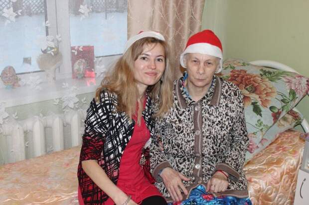 К новому году Елена и ее единомышленники передают подопечным подарки. Фото из личного архива Е. Кузнецовой
