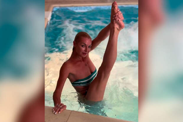 Балерина Анастасия Волочкова снялась в шпагате в бассейне