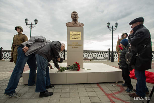 Установка бюста Сталину. Сургут, возложение цветов, бюст сталину